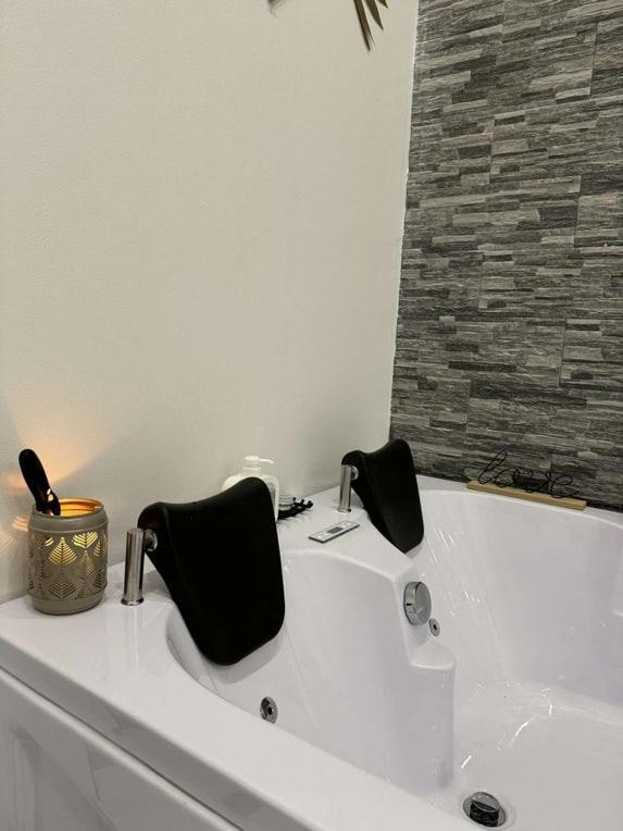 Suite Gold By L Amaryllis I Jacuzzi & Sauna Prive I Centre Beziers Arrivee Autonome Luaran gambar