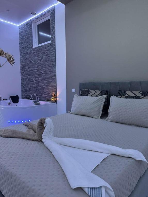 Suite Gold By L Amaryllis I Jacuzzi & Sauna Prive I Centre Beziers Arrivee Autonome Luaran gambar