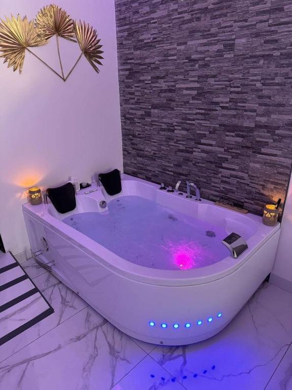 Suite Gold By L Amaryllis I Jacuzzi & Sauna Prive I Centre Beziers Arrivee Autonome Luaran gambar