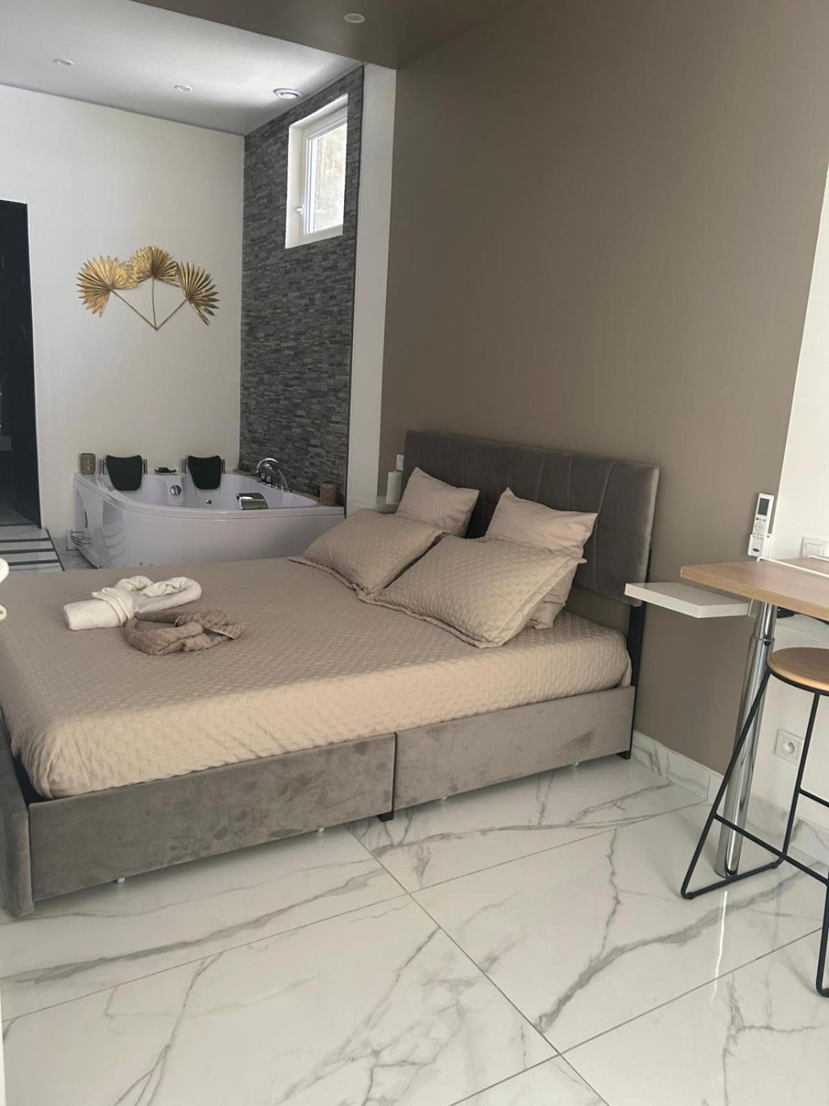 Suite Gold By L Amaryllis I Jacuzzi & Sauna Prive I Centre Beziers Arrivee Autonome Luaran gambar